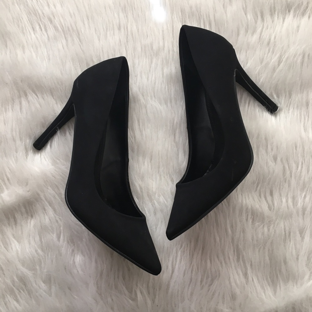 Breckelle’s black point toe heel pumps size 7